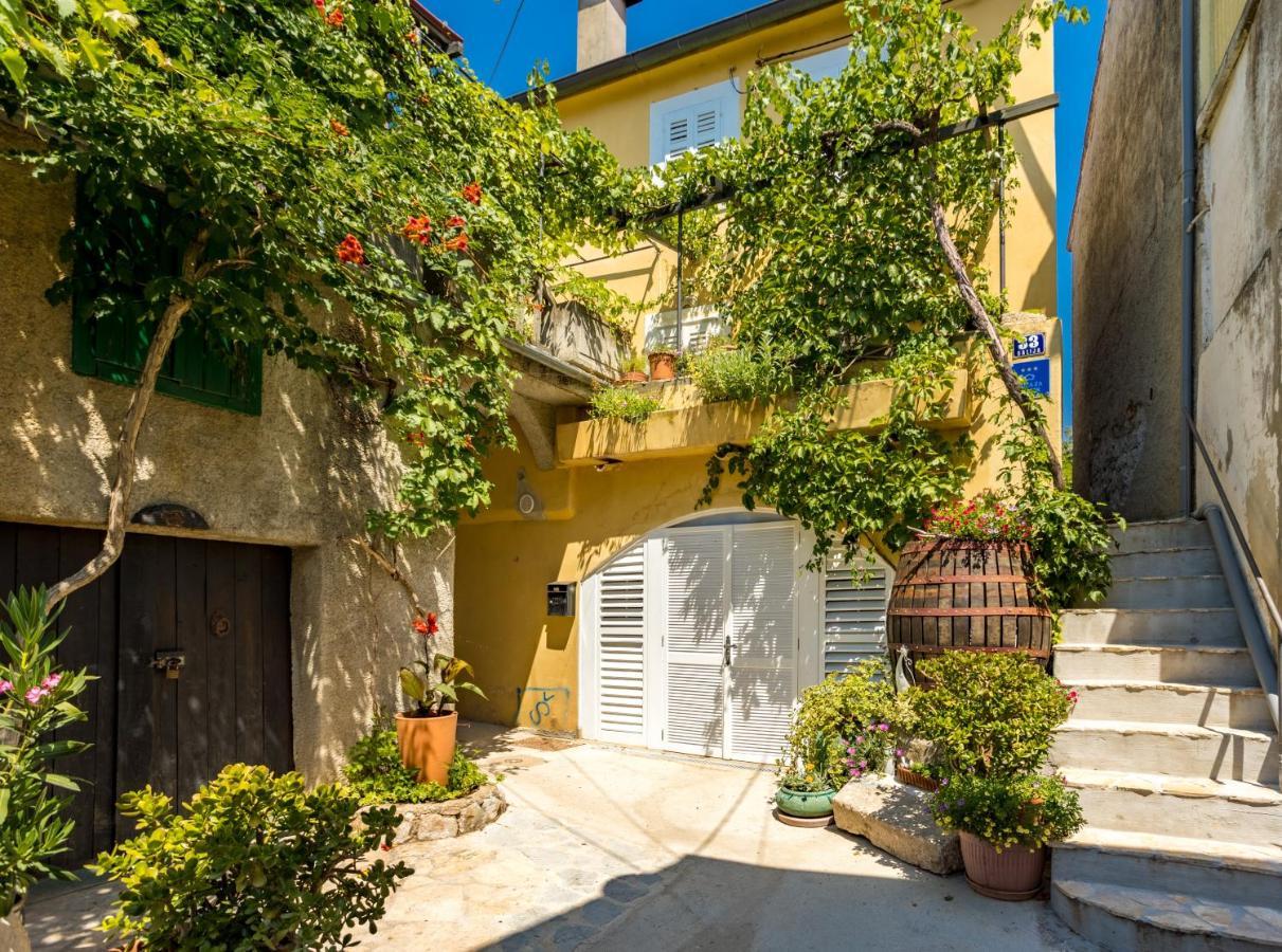 Charming Studio Apartment At House Rustica With Terrace And Nearby Parking Punat Exterior photo